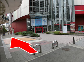 ＨＥＰファイブとＥＳＴの間の道を東(新御堂の方向)へ進みます。少しきれいな歩道です。