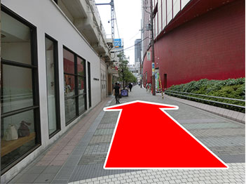 前方に高速道路が見えます。服を買いたくなる気持ちをおさえてどんどん進みましょう！