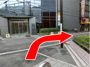 ＨＥＰファイブの角までたどり着いたら右折です。右折すぐにたこ焼き屋さんがあります。
