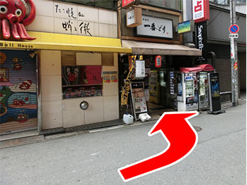 たこ焼き屋さんのビルの２Ｆが当店です。雨や定休日、休憩時間でない限りビルの前にiPhoneの形の液晶看板もおいてありますのですぐにわかると思います。
