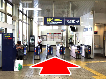阪急十三駅東改札口にでます。