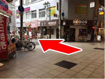 そして、すぐ右奥にソフトバンクショップがありますので、店内までお入りください。