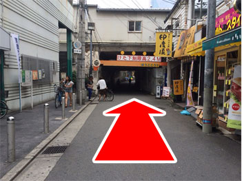 マツモトキヨシの前で左に曲がるとJRの高架下を通ります。