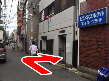 高架下を潜ると、右側にビジネスホテル横にビルがあり一階にあります。看板がありますのでお入り下さい。