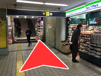 地下鉄堺筋線の日本橋駅出口2番の階段を上がってください。