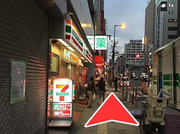 セブンイレブンが見えます。まだ直進です。