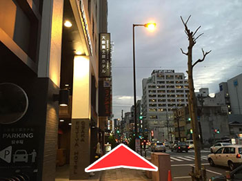 直進すると大阪藤土屋ホテルがあります。超えてください。