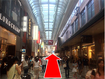 心斎橋筋商店街を直進してください。
