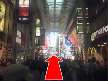 もうすぐで、戎橋が見えてきます。ドコモショップやLUSHを超えてください。