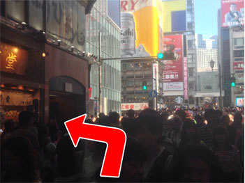 到着です。和菓子屋さんの万菓堂の右横からスマホボックスと書いている扉をあげてください。