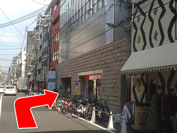 目の前のドラッグストアが入っております、NLCビル4階にスマホボックスがあります。