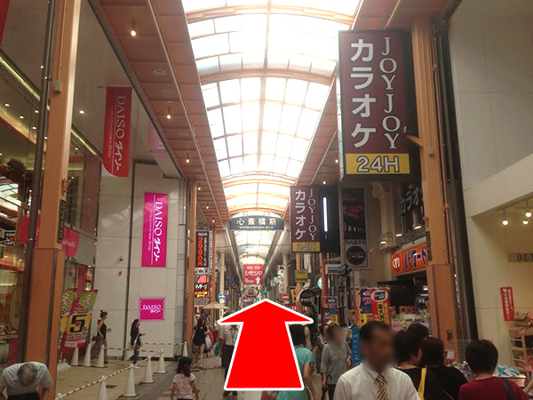 ②目の前の心斎橋橋商店街に入りまっすぐ進みます。カラオケJOYJOY超えて3つ目の交差点を右へ曲がります。