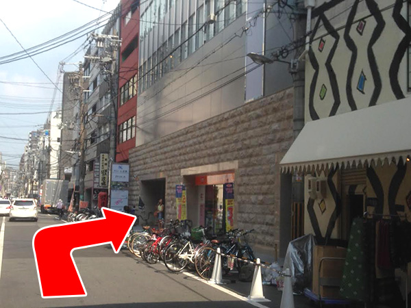 ③目の前のドラッグストアが入っております、NLCビル4階にスマホボックスがあります。