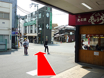 たこ焼き あほやさんの横を通り「京大セミナー」方向へ南進します。