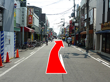 左に王将、右の「養老乃瀧」の3軒隣りが店舗です。