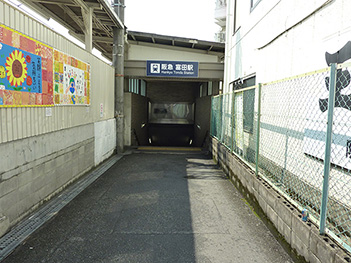 阪急北口を降ります。