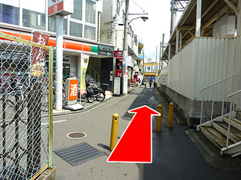 左にサンクスで線路沿いに進み「屋台居酒屋MANMARU」を左折。