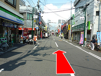 左にファミリーマートを北進。