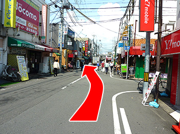 右に「Yモバイル」を北進。