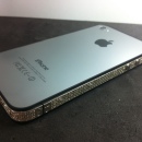 金属の塊のようなiPhoneにジルコニアが輝きます