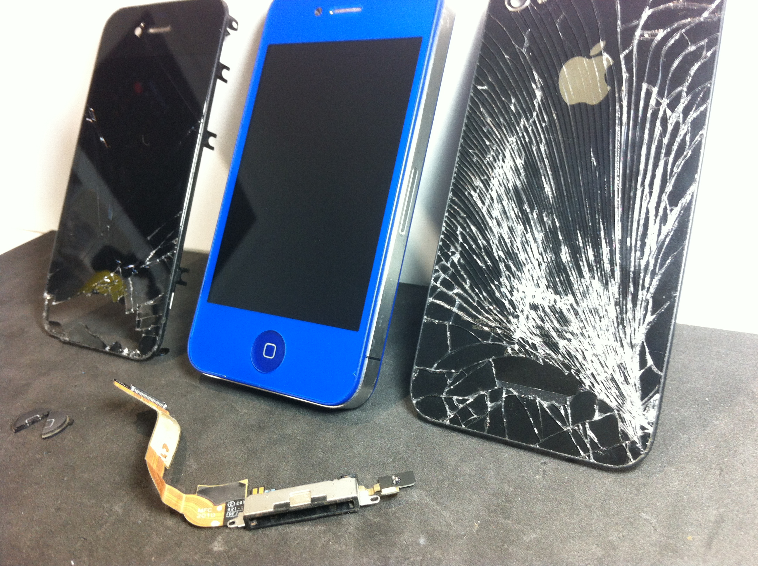 iPhone4ガラス割れ修理バックパネル交換修理
